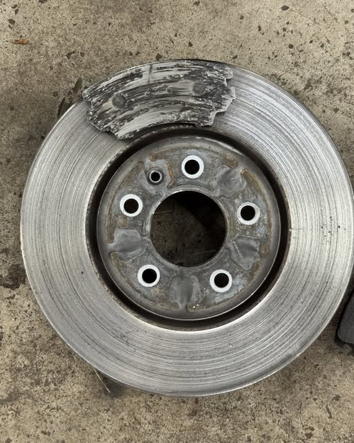 Ausgebaute Bremsscheibe in Nahaufnahme