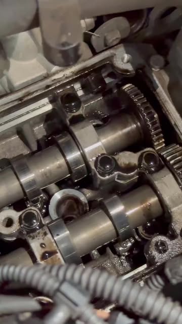 Offener Motor mit Nockenwellen und Ventiltrieb