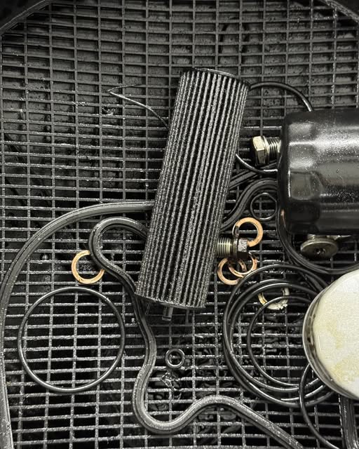 Ölfilter und Dichtungen bereit zum Einbau